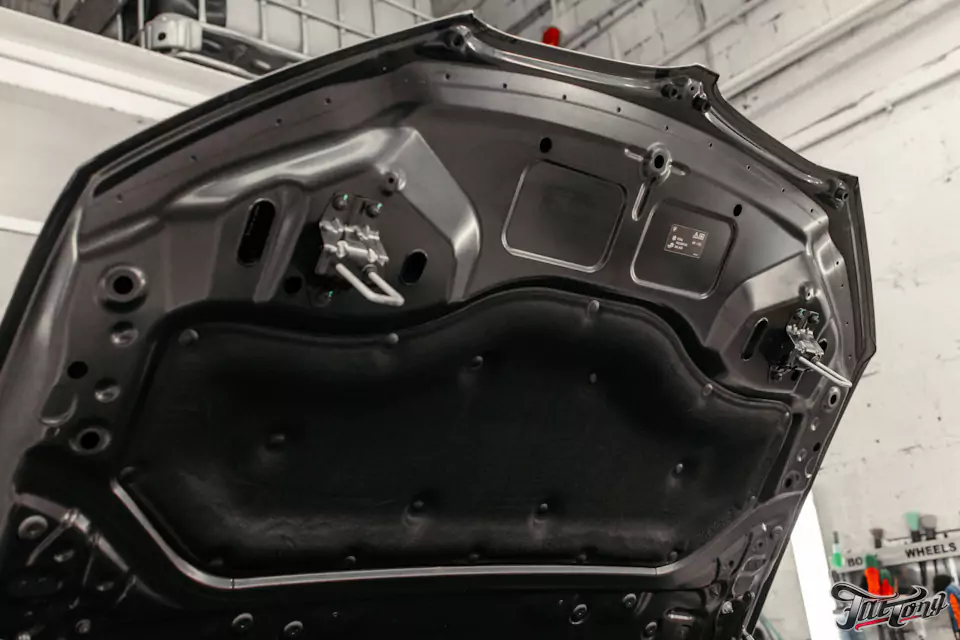Химчистка салона BMW X1, мойка и консервация подкапотного пространства, полировка и защита фар